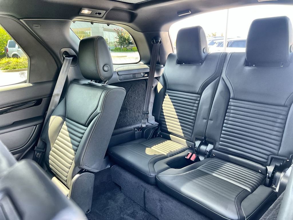 Used 2025 Land Rover Discovery S image 19