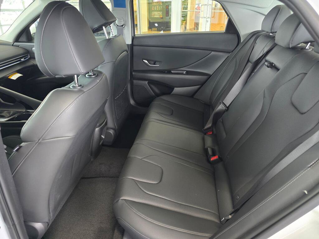 New 2026 Hyundai Elantra Limited FWD image 36
