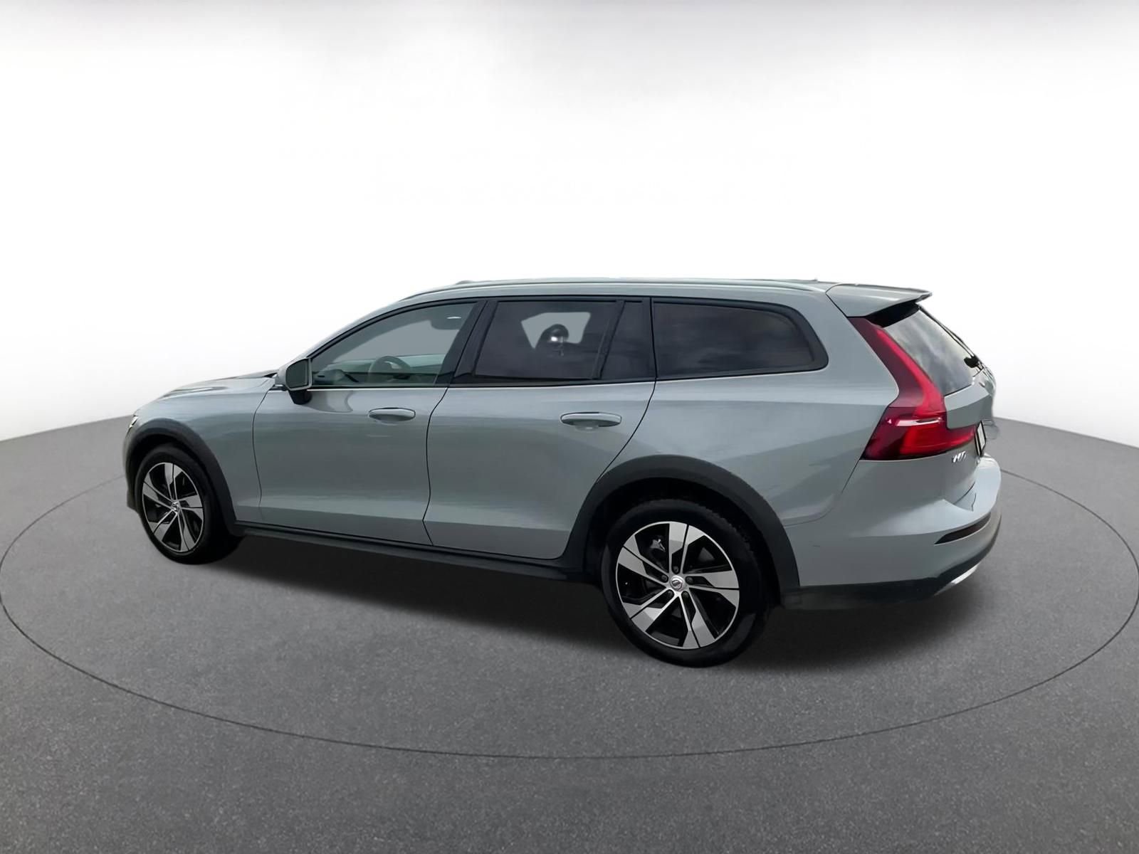 Used 2025 Volvo V60 B5 Cross Country Plus image 10