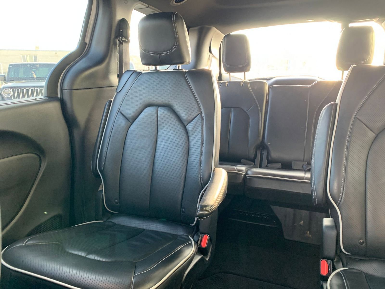 Used 2025 Chrysler Pacifica Limited image 43