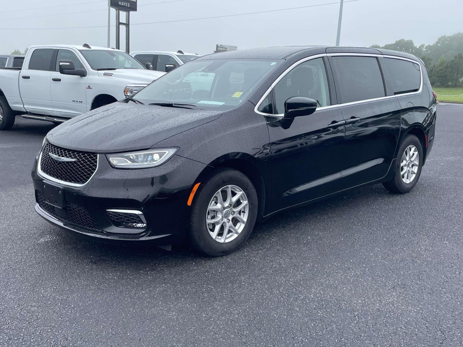 Certified 2024 Chrysler Pacifica Touring-L image 13