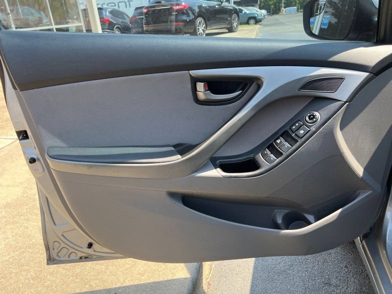 Used 2016 Hyundai Elantra SE w/ Option Group 02 FWD image 7