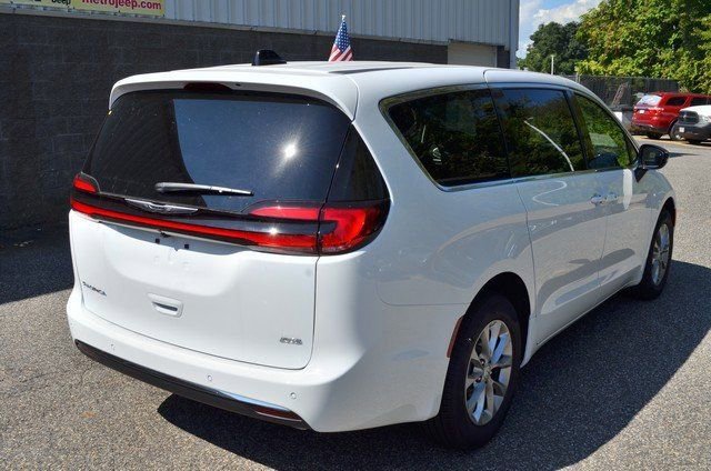 New 2026 Chrysler Pacifica Select image 8