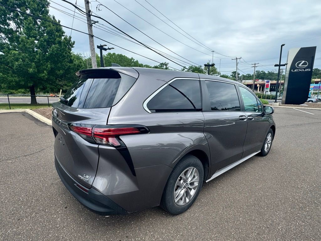 Used 2022 Toyota Sienna LE FWD image 4