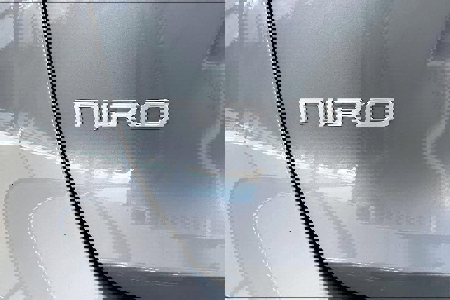 Used 2023 Kia Niro SX image 10