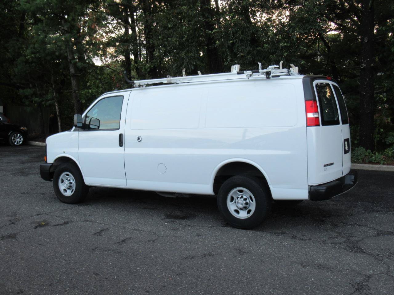 Used 2017 Chevrolet Express 2500 RWD image 7