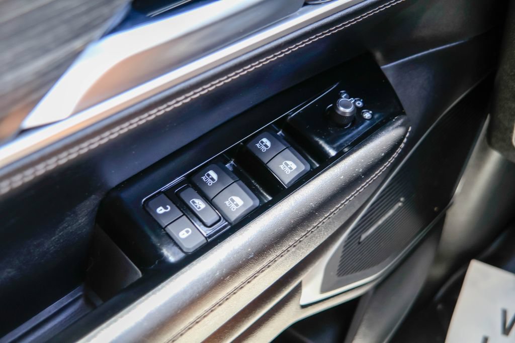 Used 2023 Jeep Wagoneer L Series III w/ Preferred Equipment Group AWD/4WD image 19