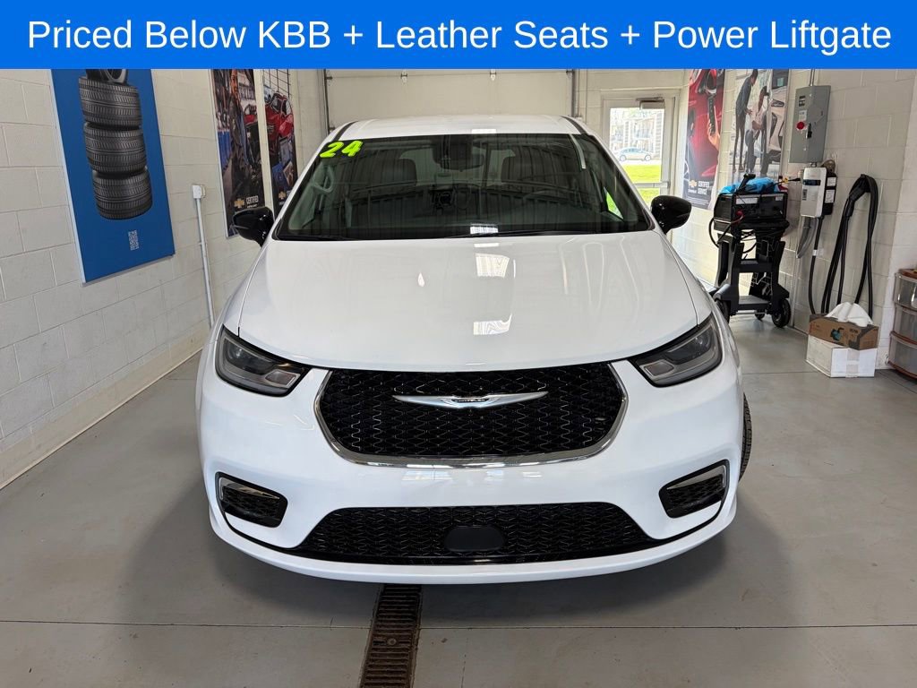 Used 2024 Chrysler Pacifica Touring-L FWD image 3