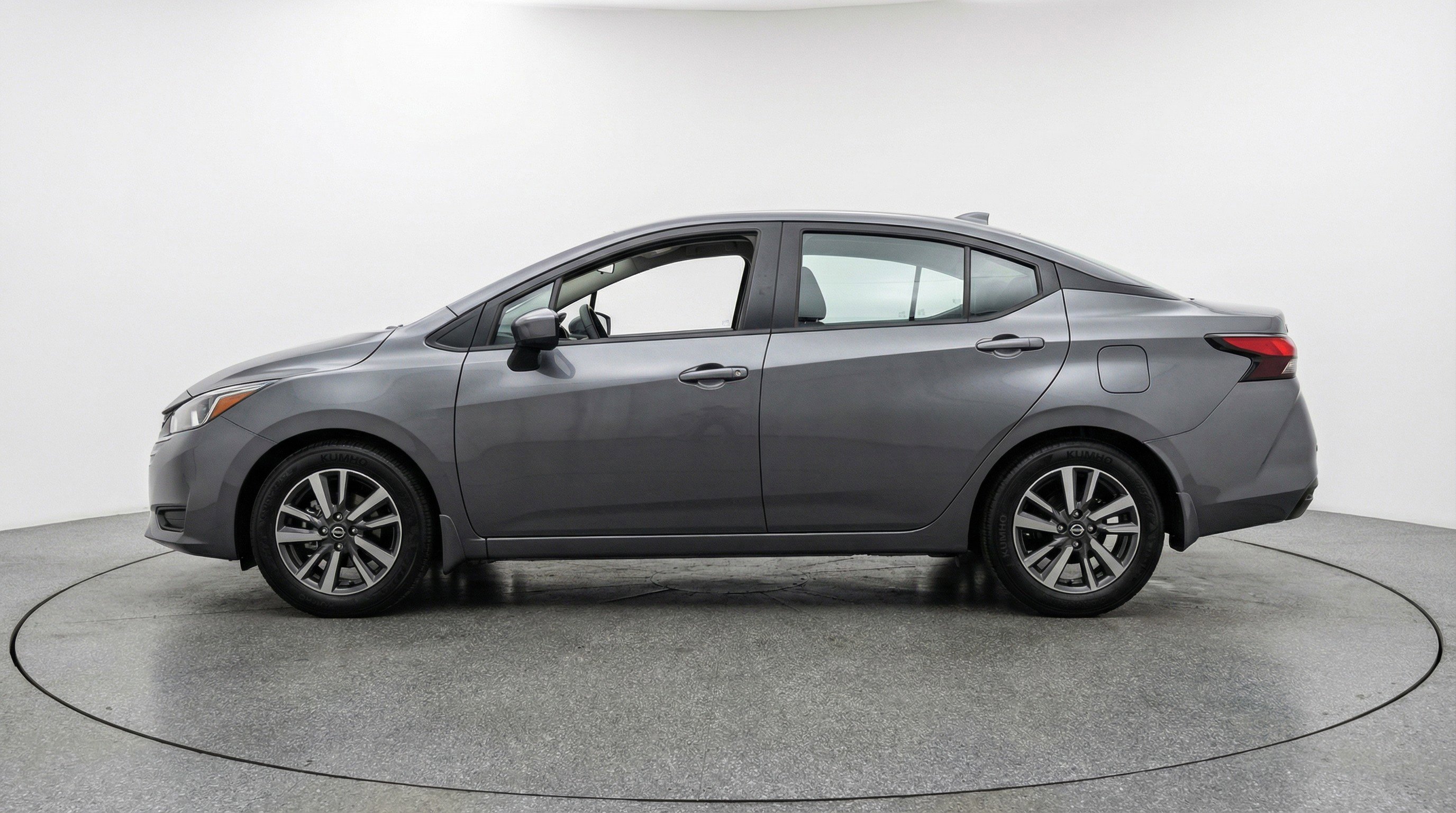 Used 2025 Nissan Versa SV image 5