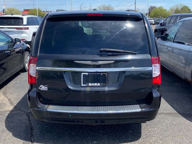Used 2011 Chrysler Town & Country Touring-L w/ Entertainment Group #2 FWD image 13
