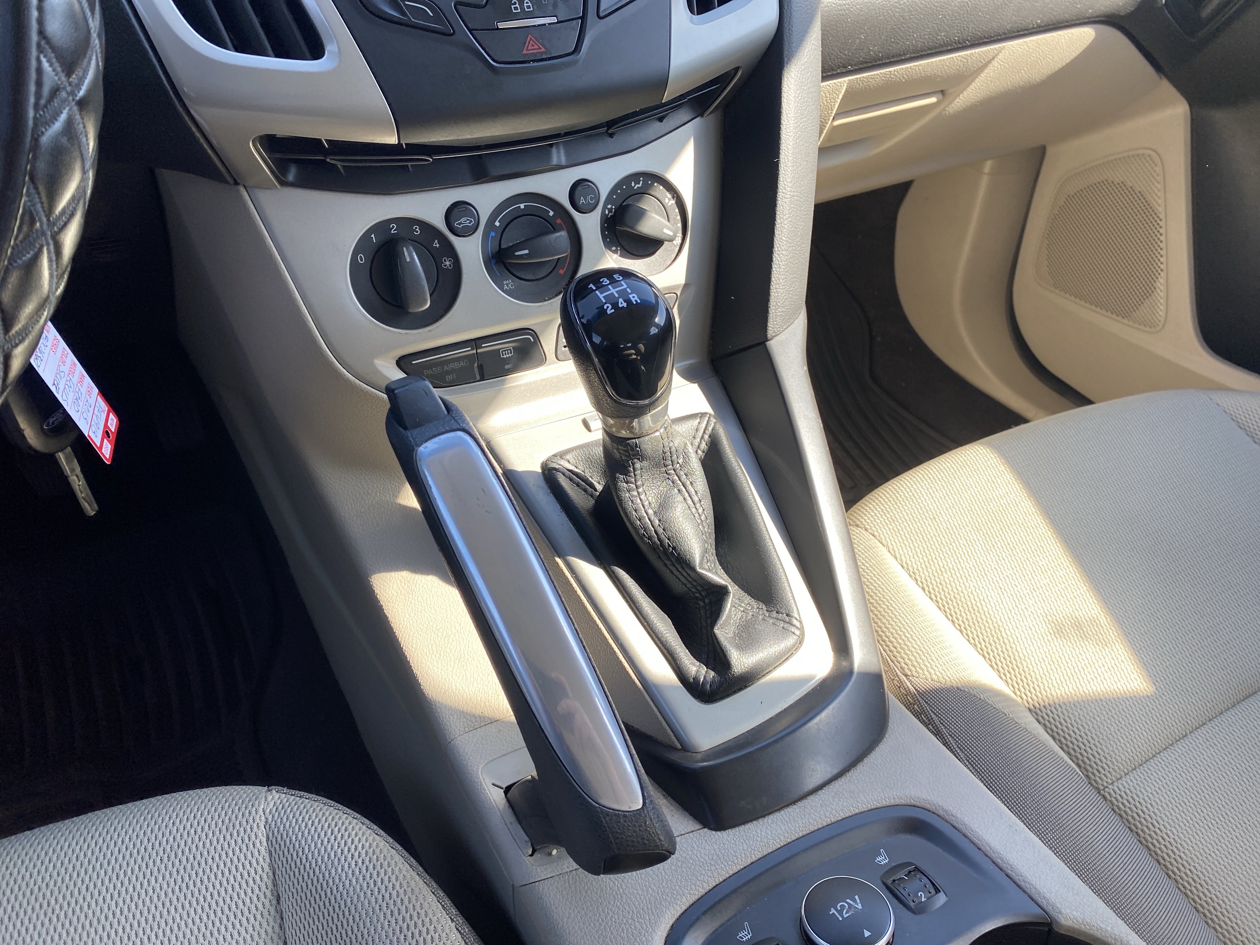 Used 2013 Ford Focus SE w/ SE Winter Pkg FWD image 19