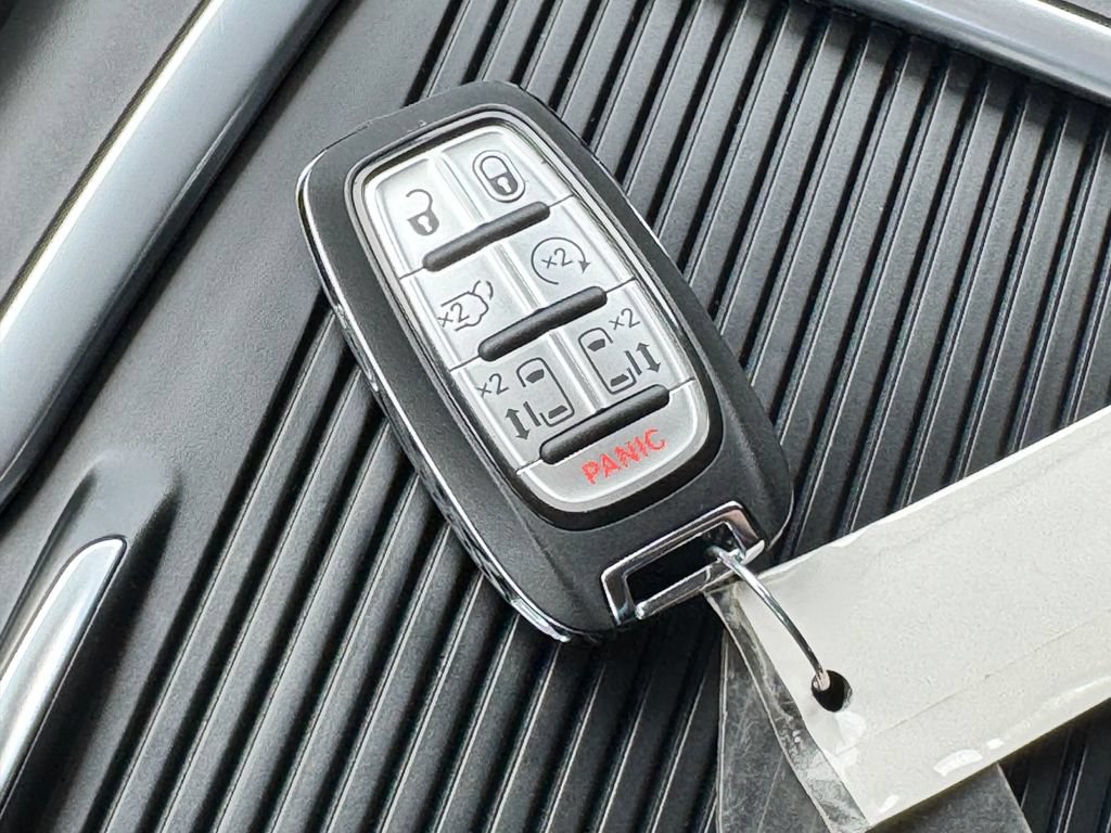 Used 2023 Chrysler Pacifica Touring-L AWD/4WD image 33