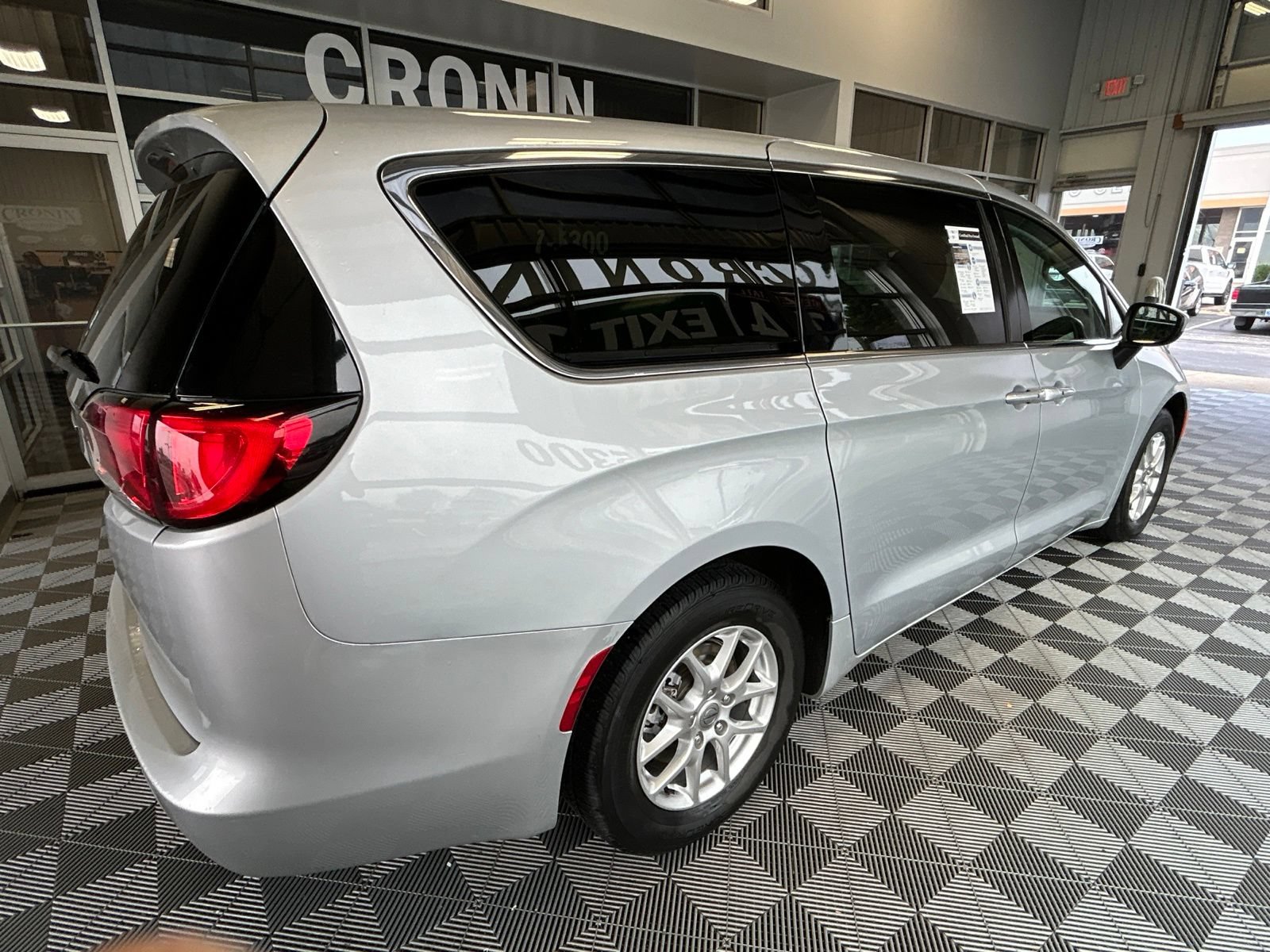 Used 2023 Chrysler Voyager LX FWD image 6
