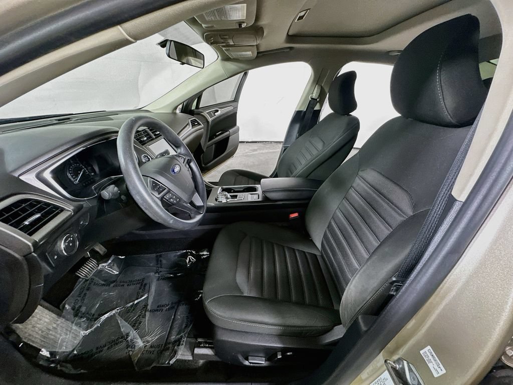 Used 2017 Ford Fusion SE w/ Fusion SE Technology Package FWD image 17