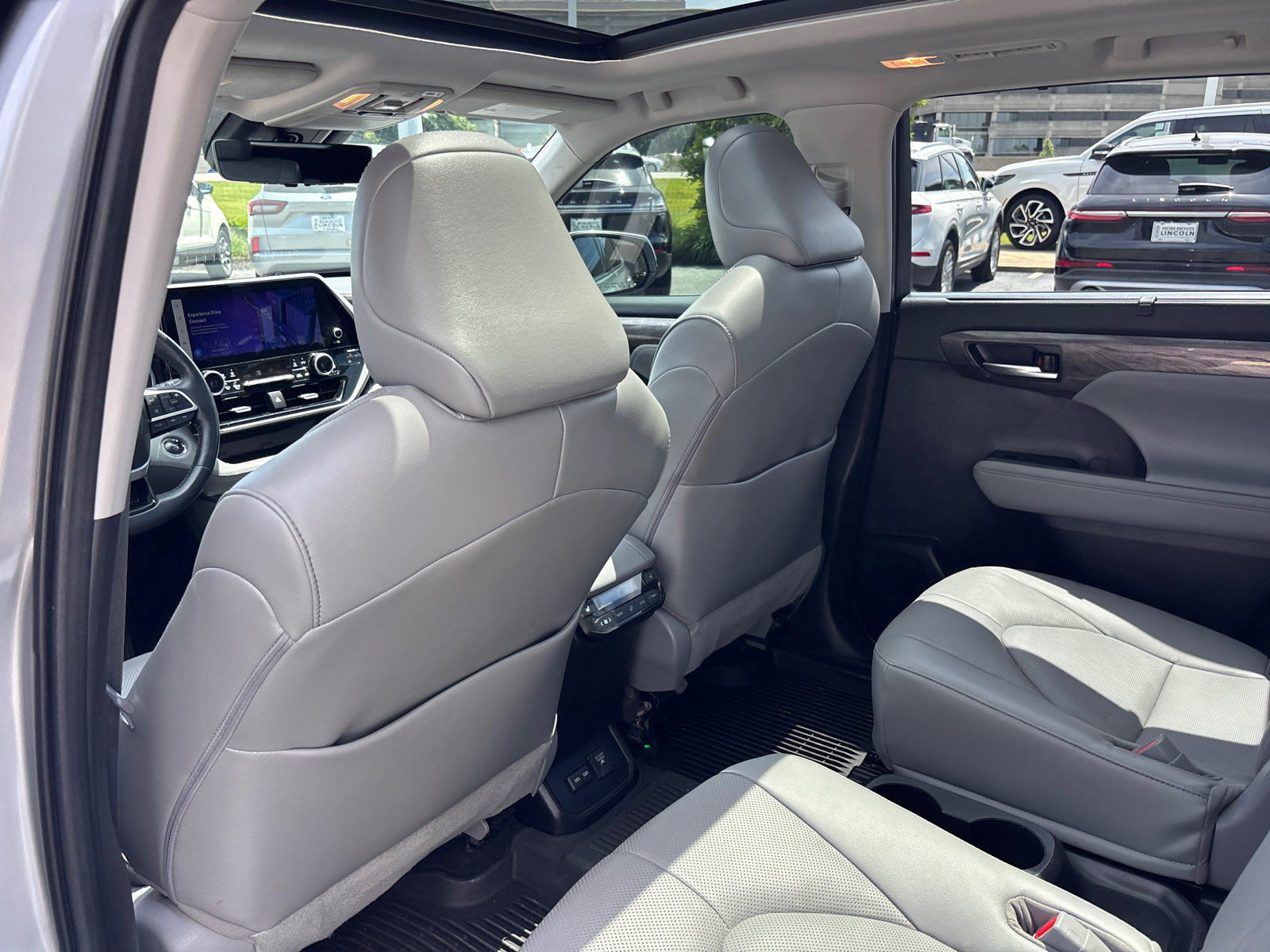 Used 2023 Toyota Highlander Platinum AWD/4WD image 27