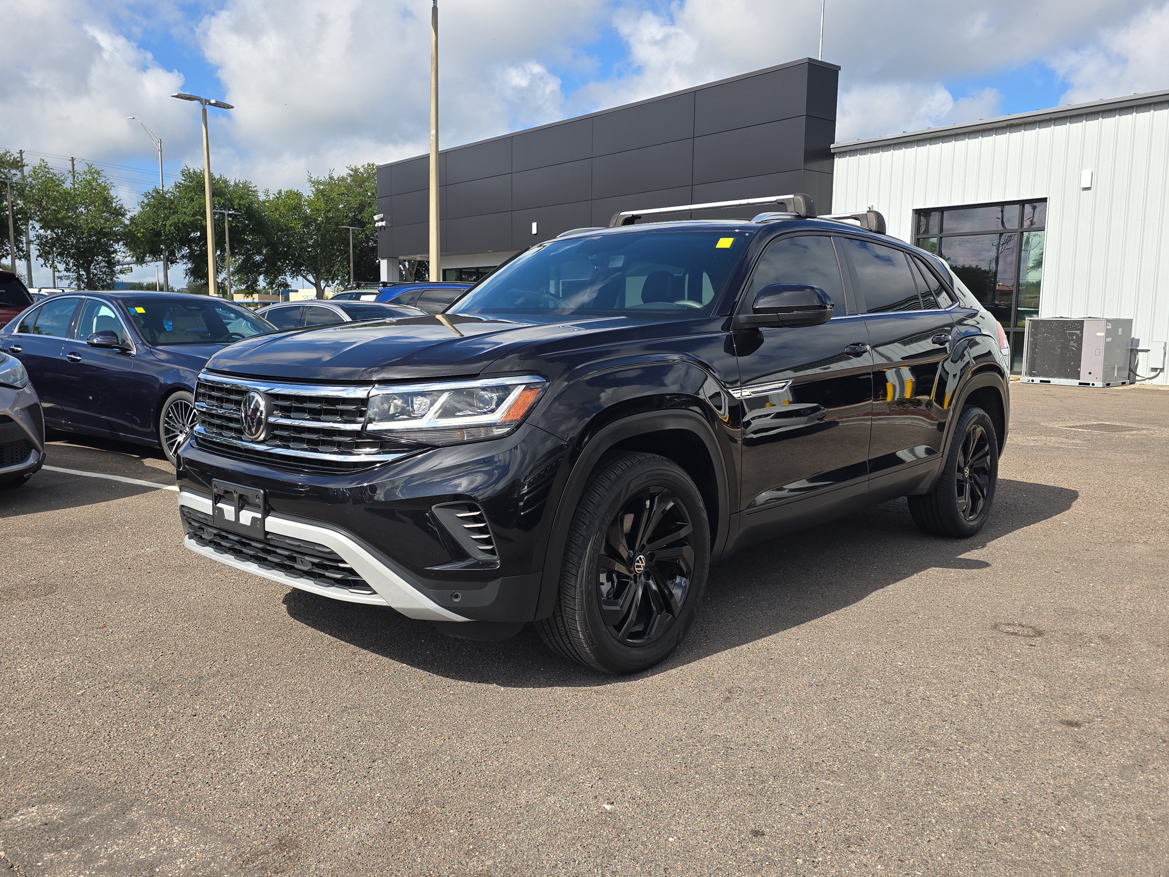Used 2023 Volkswagen Atlas Cross Sport SE w/ Panoramic Sunroof Package AWD/4WD image 4