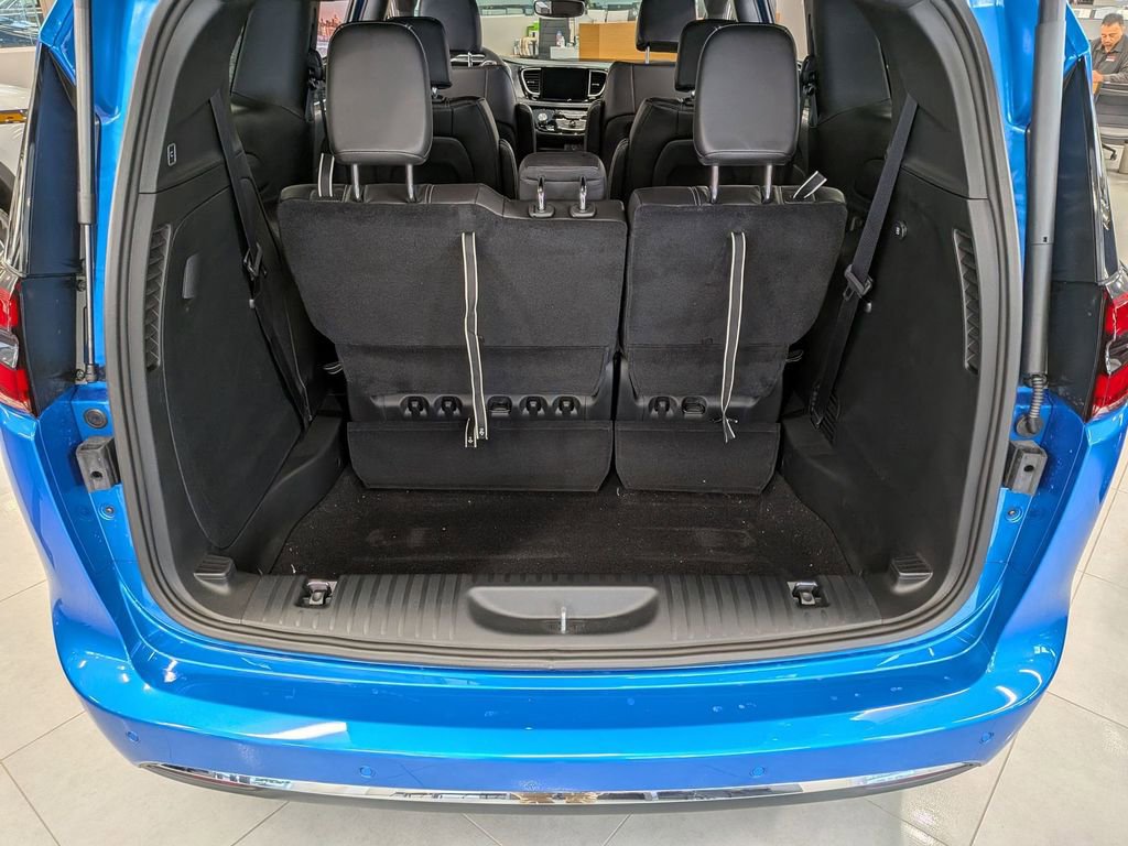 New 2026 Chrysler Pacifica Select AWD/4WD image 5