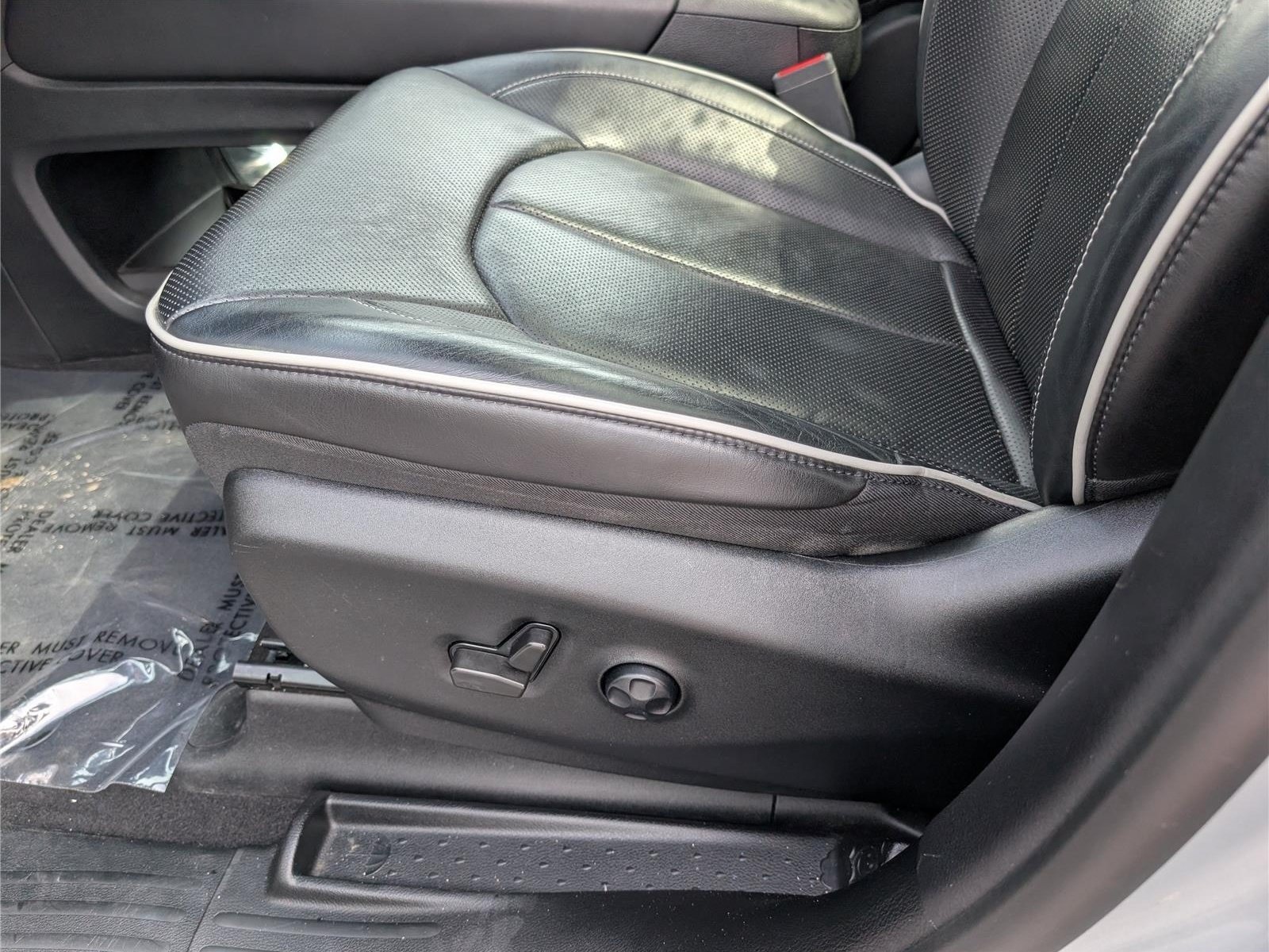 Used 2023 Chrysler Pacifica Limited w/ Uconnect Theater Family Group FWD image 26