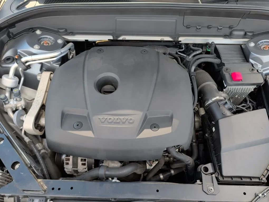 Used 2021 Volvo XC60 T5 Momentum image 34