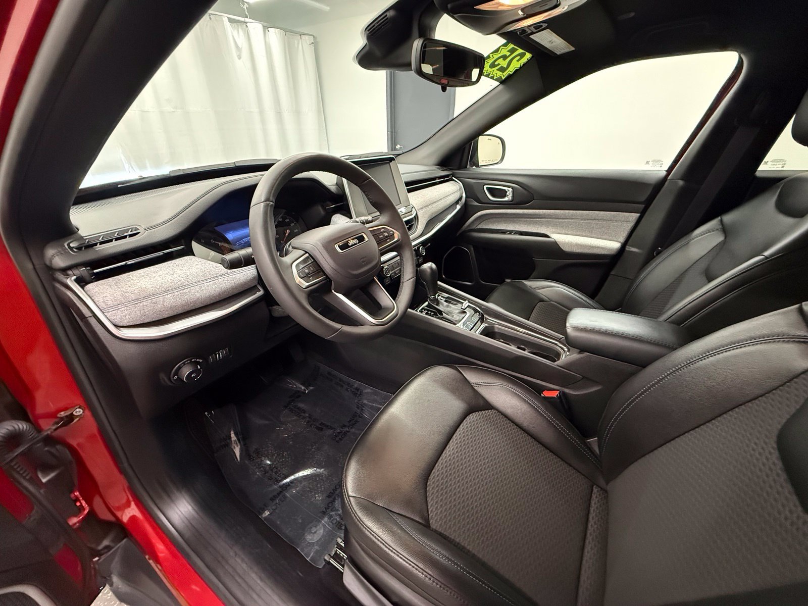 Used 2025 Jeep Compass Latitude AWD/4WD image 11