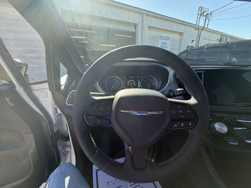 Used 2025 Chrysler Pacifica Limited FWD image 14