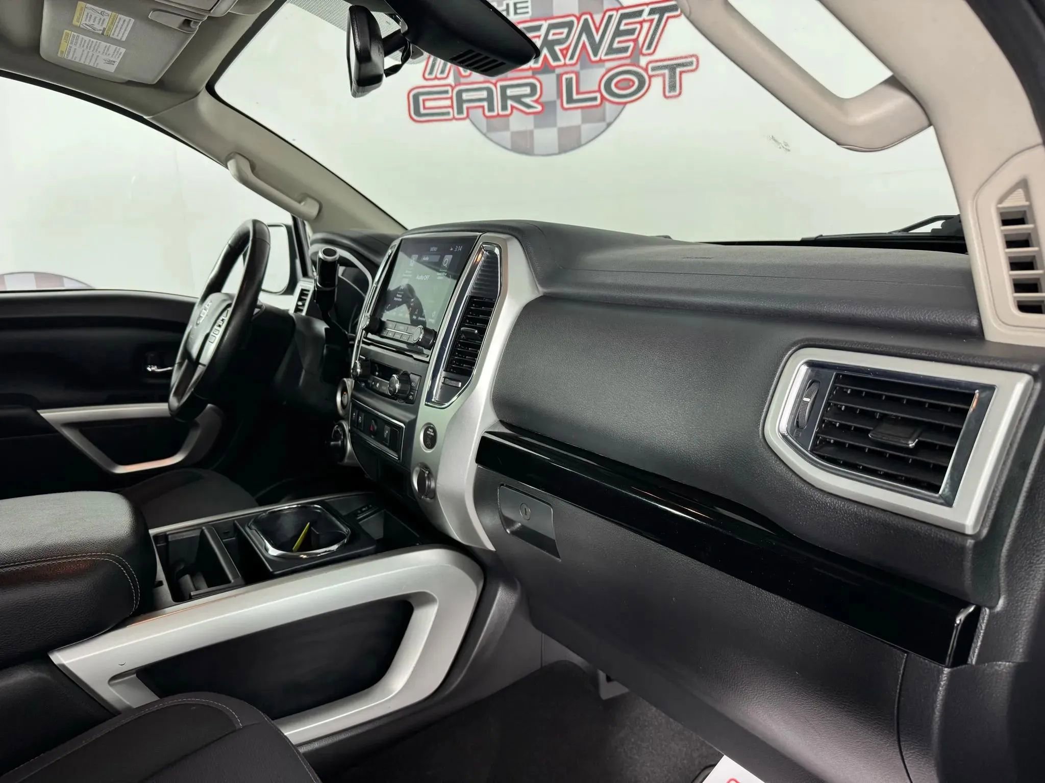 Used 2021 Nissan Titan SV w/ SV Convenience Package image 12