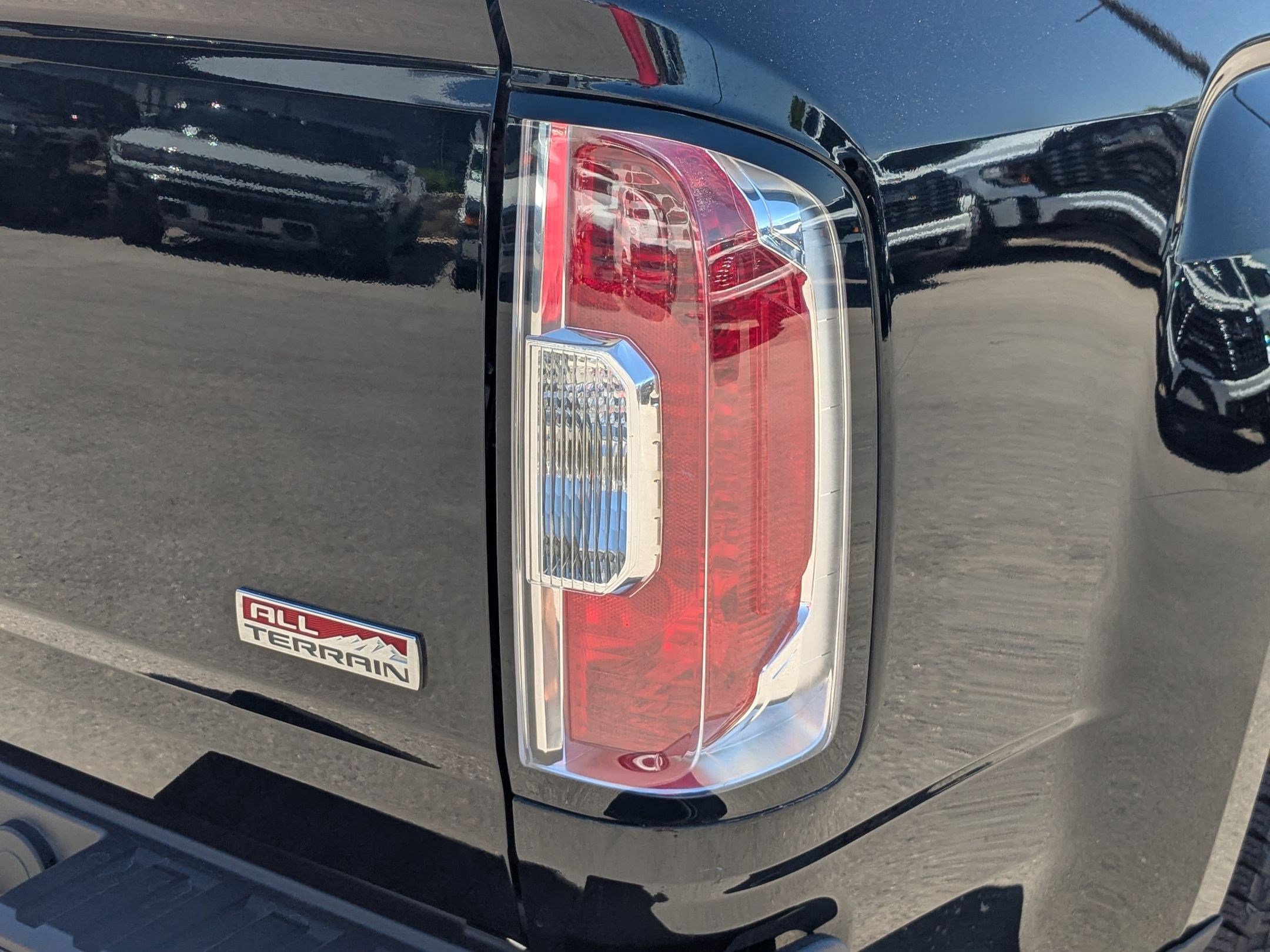 Used 2015 GMC Canyon SLE w/ All-Terrain Package AWD/4WD image 11