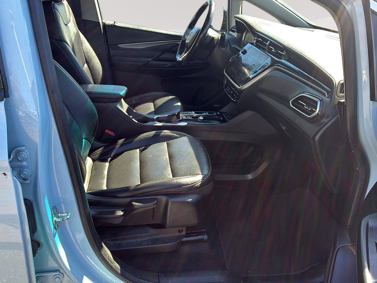 Used 2022 Chevrolet Bolt LT w/ Infotainment Package FWD image 10