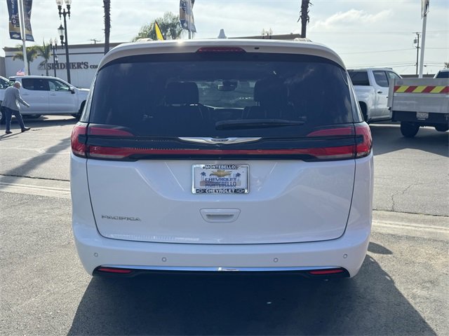 Used 2022 Chrysler Pacifica Touring-L image 3