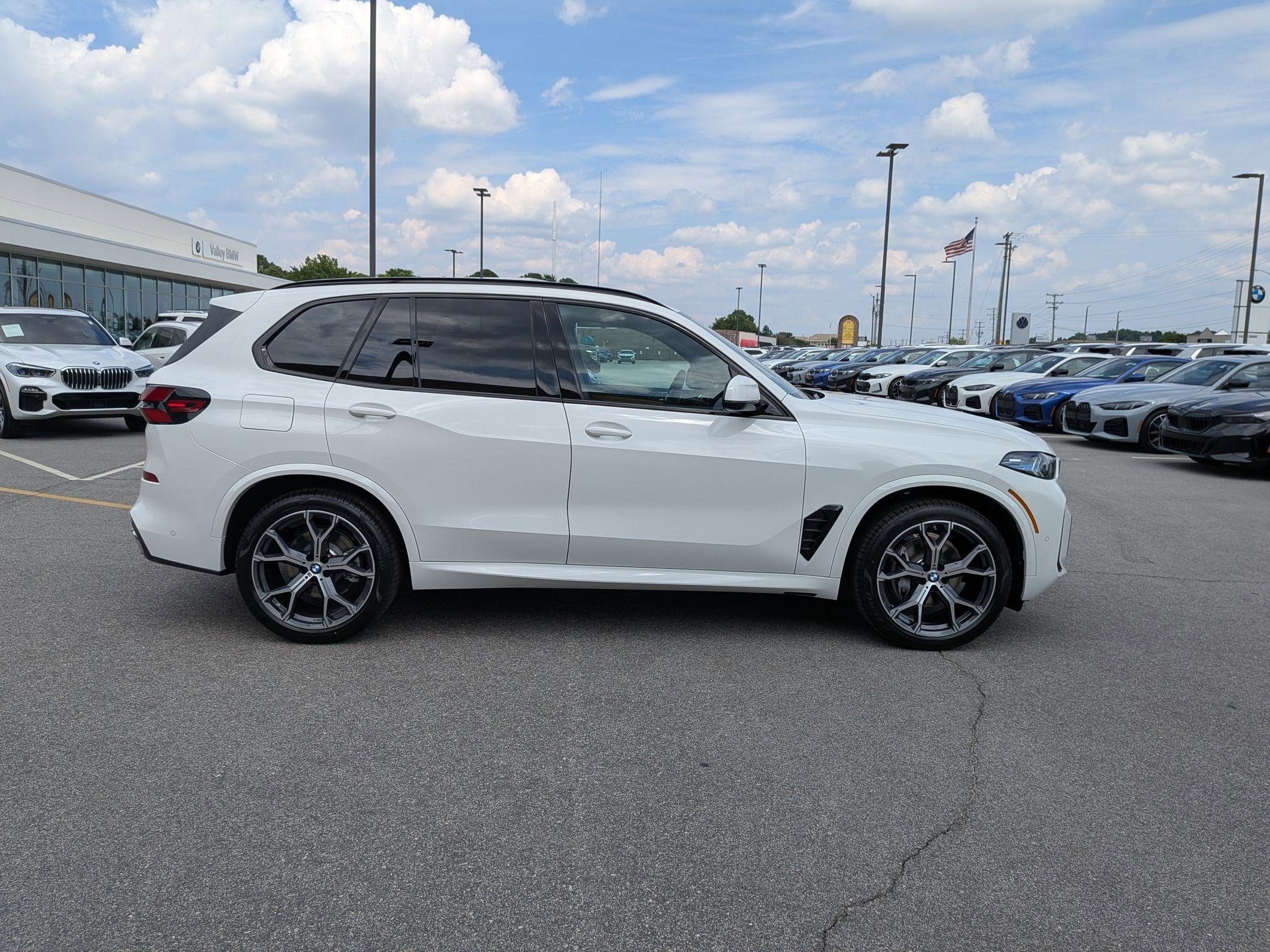 New 2026 BMW X5 xDrive40i w/ M Sport Package AWD/4WD image 2