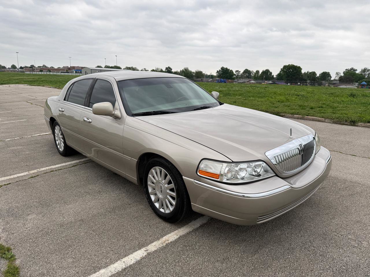 Used 2003 Lincoln Town Car Signature RWD image 2