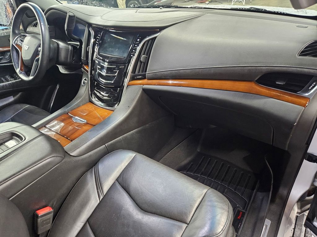 Used 2018 Cadillac Escalade Premium Luxury image 39