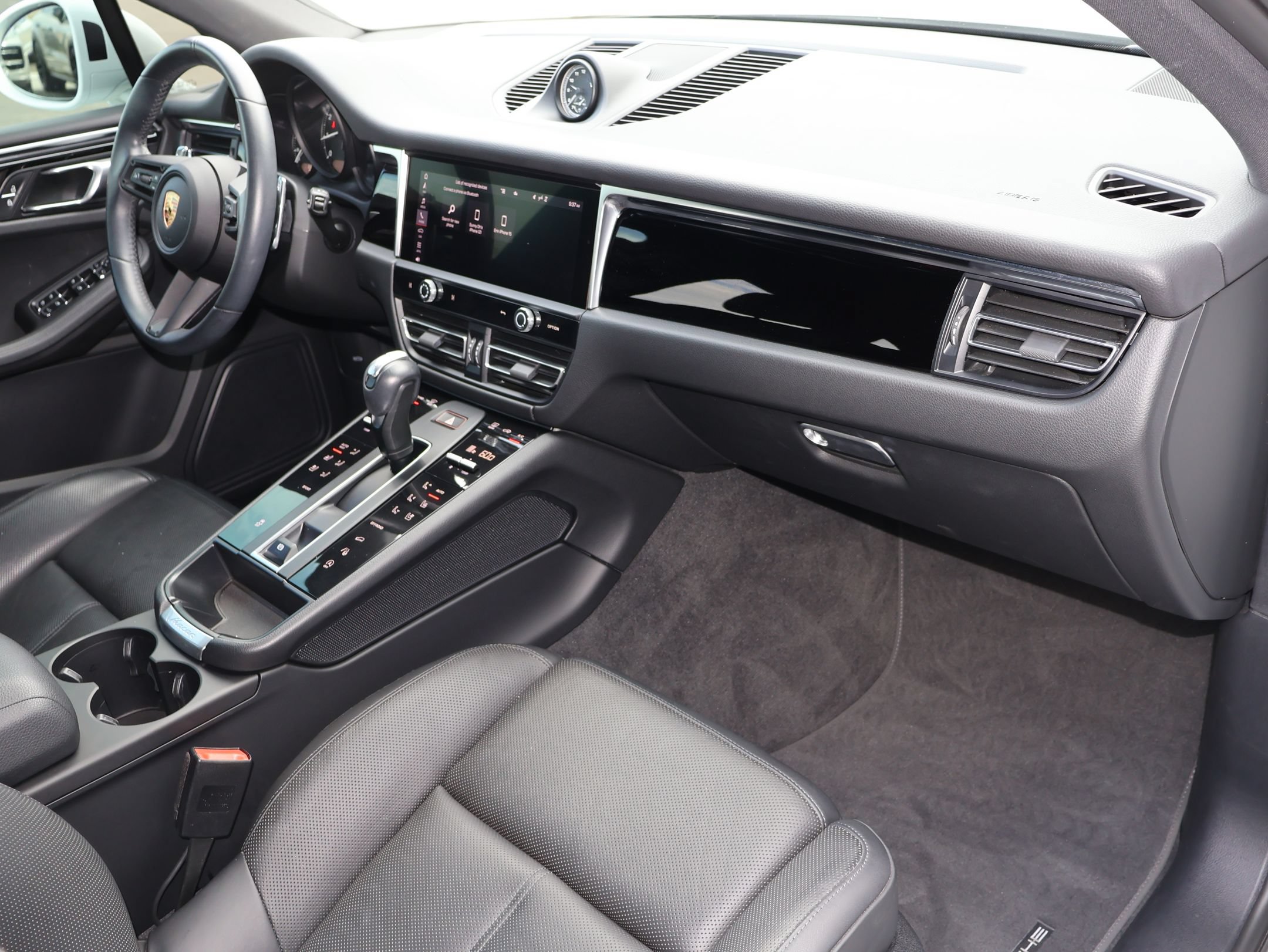 Certified 2023 Porsche Macan AWD/4WD image 27