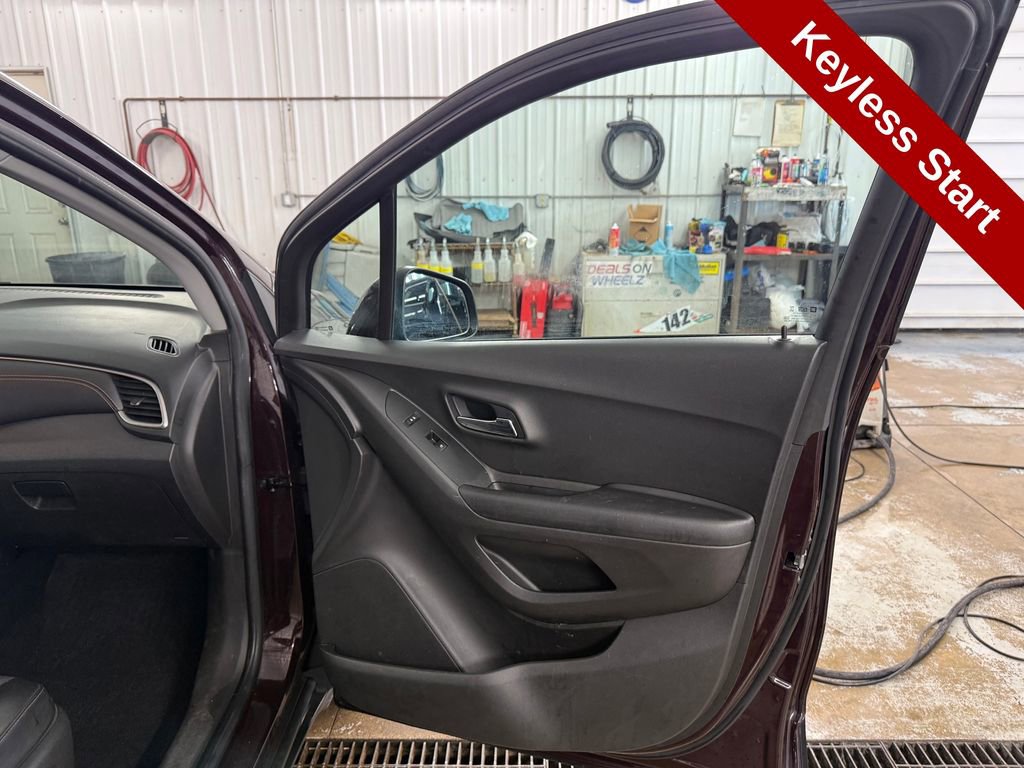 Used 2021 Chevrolet Trax LT w/ LT Convenience Package image 38