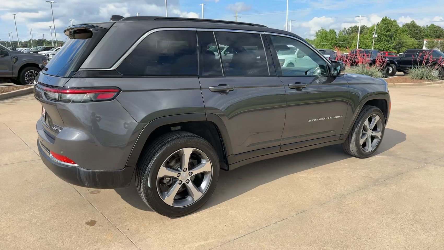 Used 2025 Jeep Grand Cherokee Limited image 7