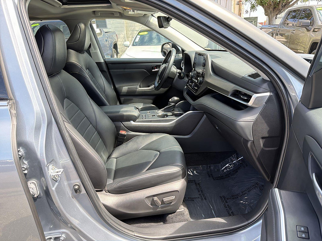Used 2022 Toyota Highlander XLE FWD image 28