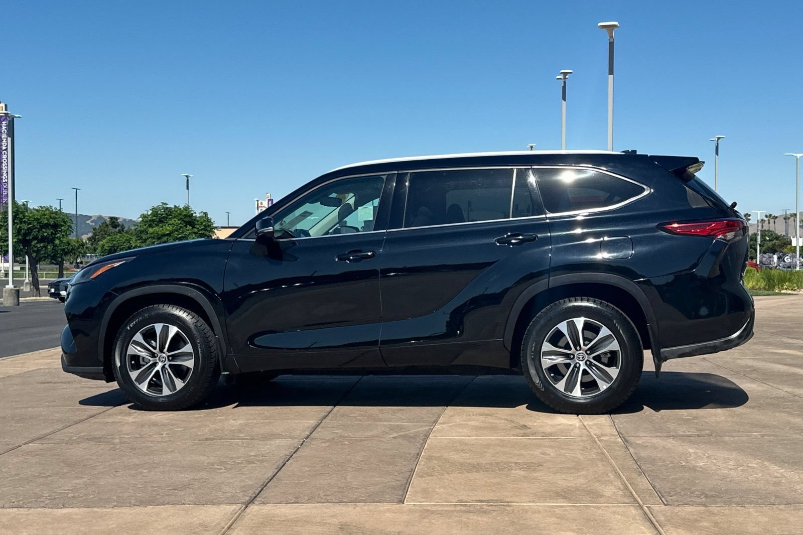 Used 2022 Toyota Highlander XLE AWD/4WD image 7