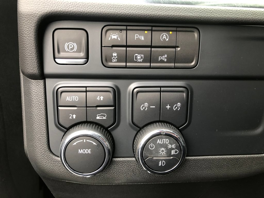 Used 2025 Chevrolet Suburban Premier AWD/4WD image 25