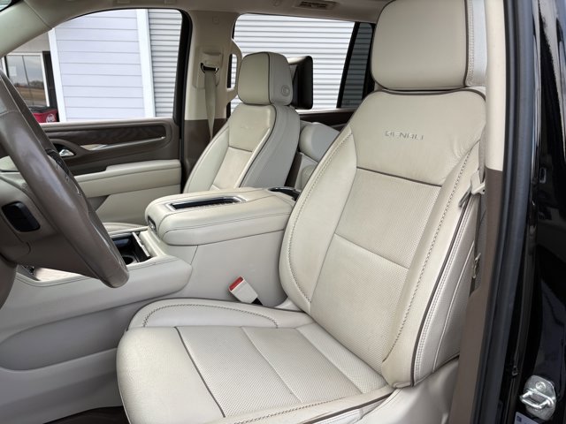 Used 2021 GMC Yukon XL Denali w/ Denali Premium Package image 9