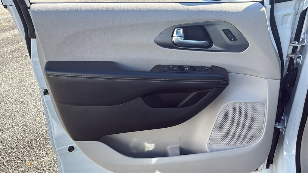 Used 2022 Chrysler Pacifica Touring-L image 17