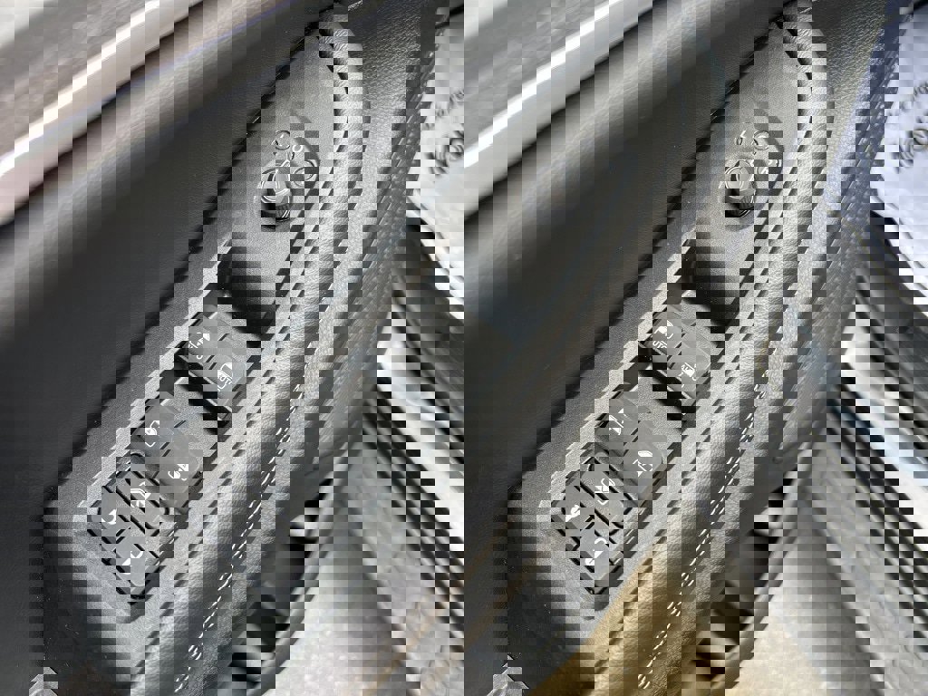 Used 2024 Jeep Grand Cherokee Limited w/ Black Appearance Package image 19