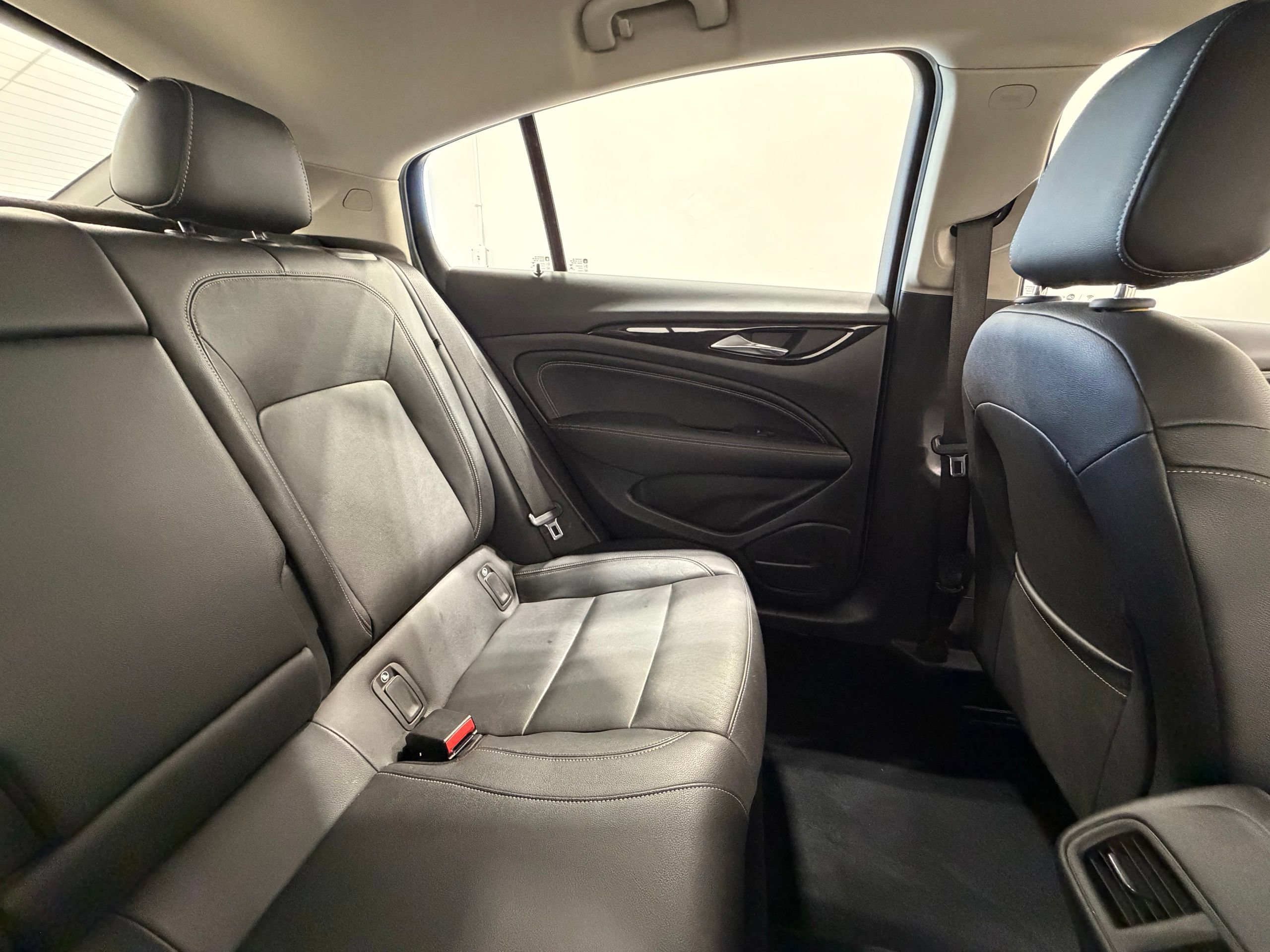 Used 2018 Buick Regal Essence FWD image 33
