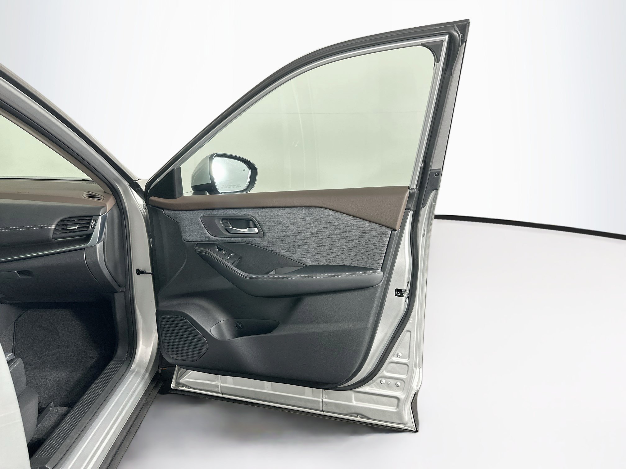 Used 2023 Nissan Rogue SV FWD image 31