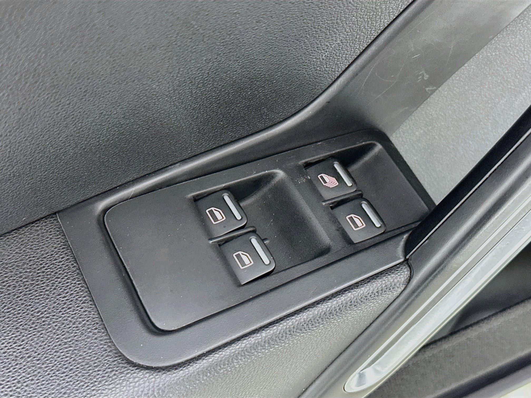 Used 2019 Volkswagen Beetle 2.0T S FWD image 18
