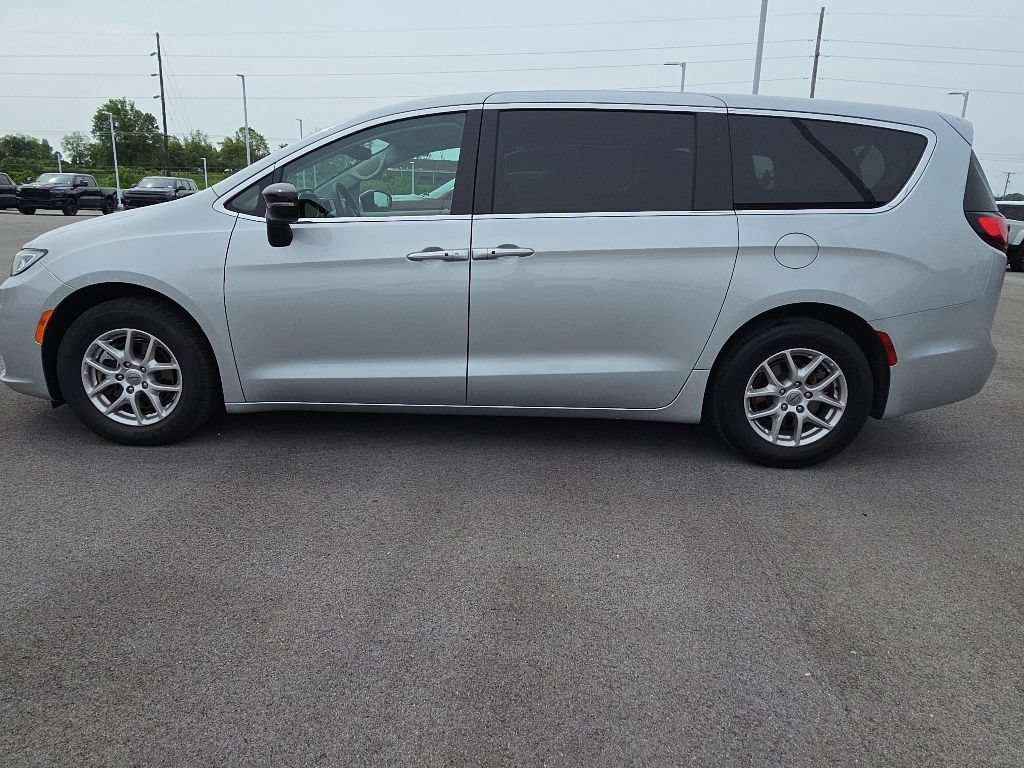 Used 2024 Chrysler Pacifica Touring-L FWD image 8