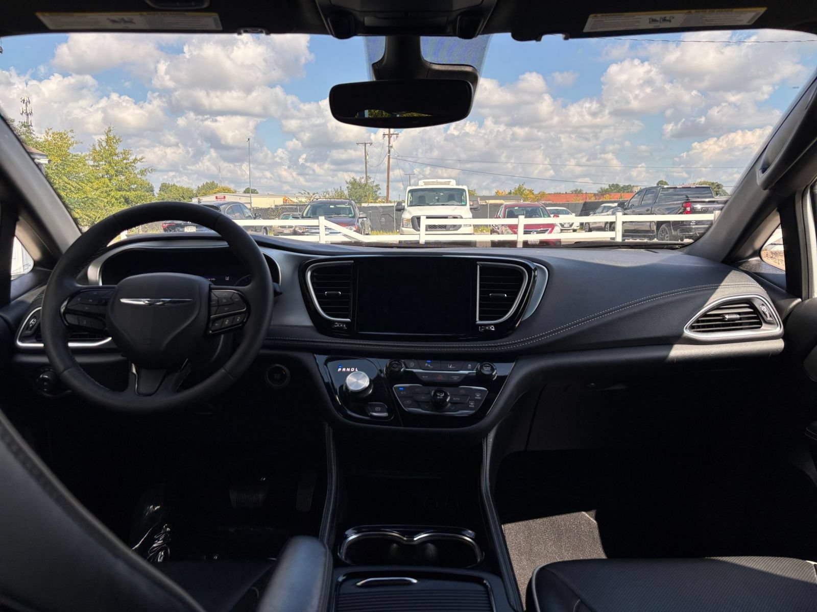 Used 2025 Chrysler Pacifica Limited FWD image 36