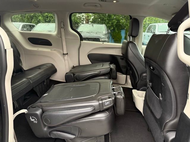 Used 2023 Chrysler Pacifica Touring-L FWD image 13