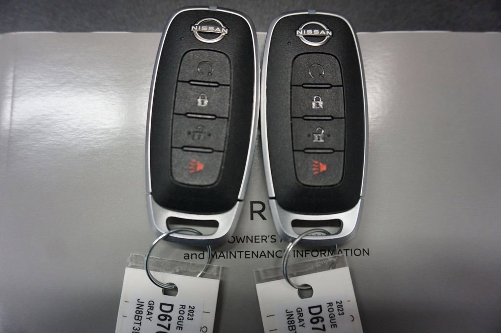 Used 2023 Nissan Rogue SV image 16