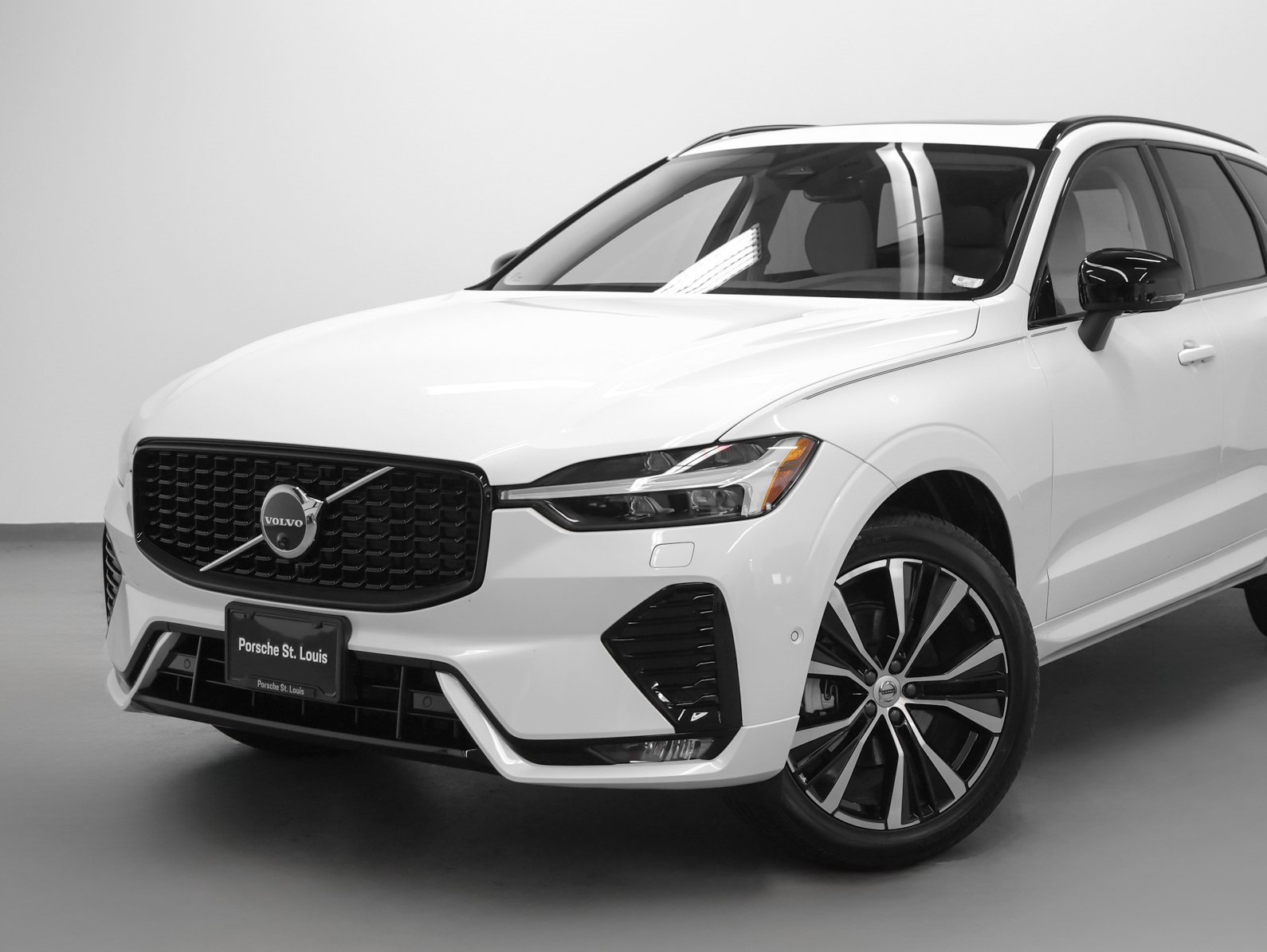 Used 2025 Volvo XC60 B5 Plus w/ Protection Package Premier image 7