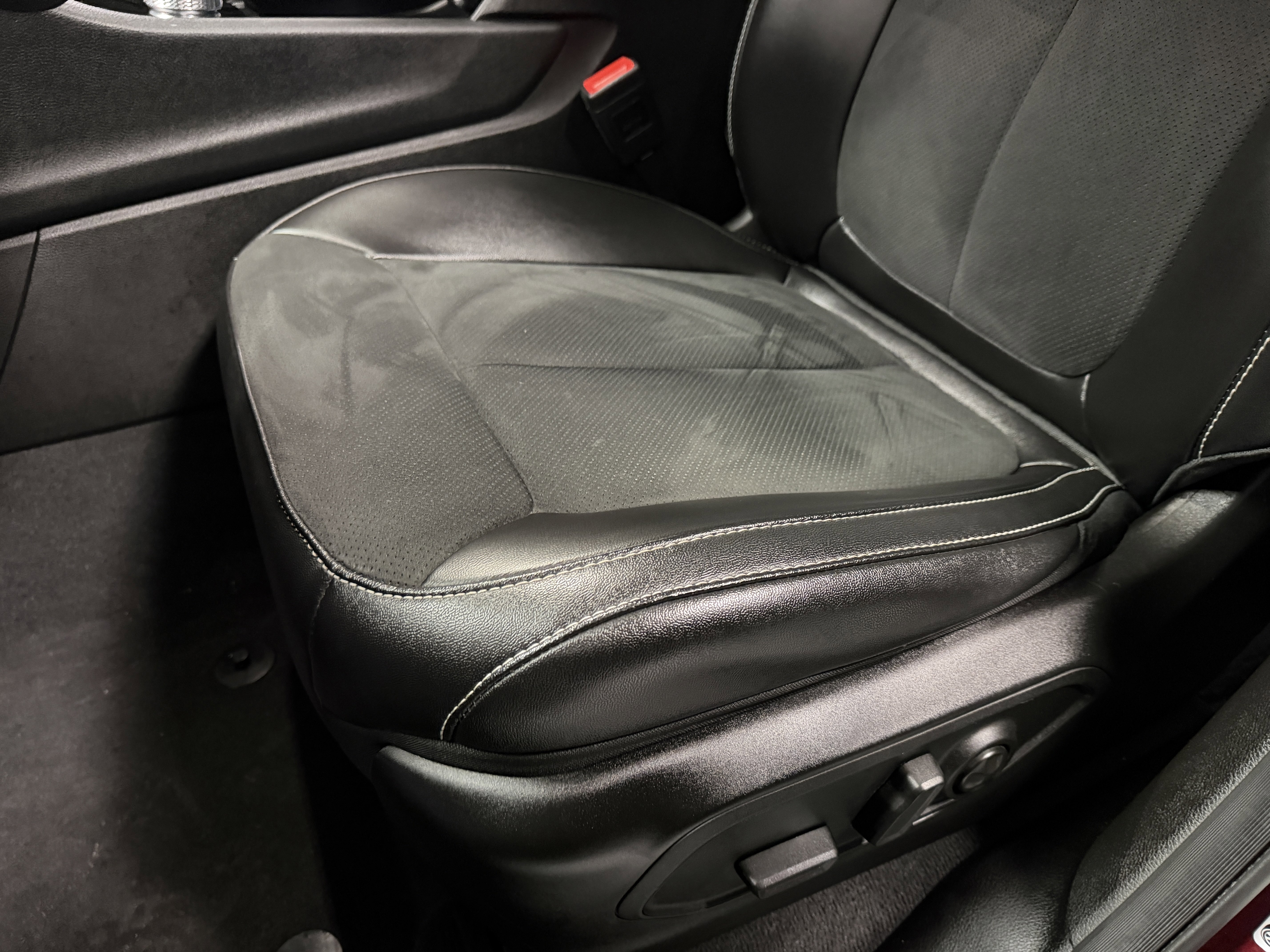 Used 2024 Jeep Grand Cherokee L Altitude image 22